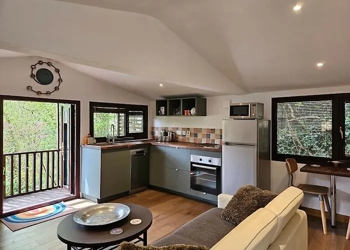 Treetops Lodge, Private Parking & Garden