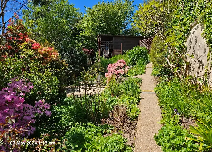 Treetops Lodge, Private Parking & Garden