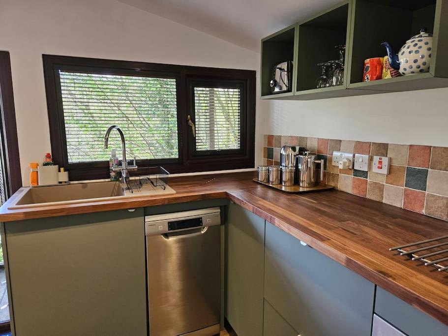 Treetops Lodge, Private Parking & Garden Holiday home