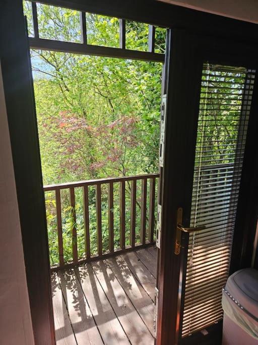 Holiday home Treetops Lodge, Private Parking & Garden